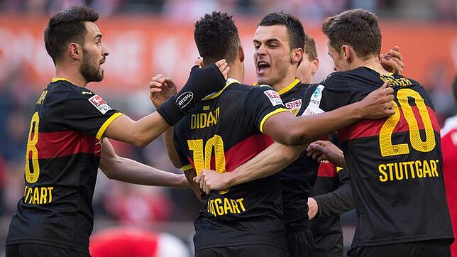 Stuttgarts Lukas Rupp (l-r), Torschütze Daniel Didavi, Filip Kostic und Christian Gentner jubeln nach dem Ausgleichstreffer zum 1:1.