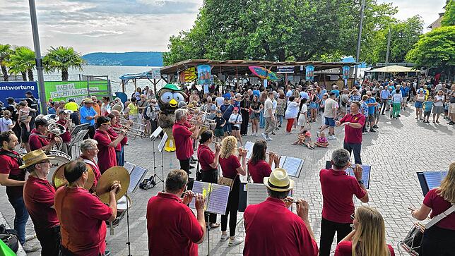 Das Promenadenfest wird am Freitag um 18 Uhr unter den Klängen des Spielmanns- und Fanfarenzuges der Freiwilligen Feuerwehr Überlingen ...