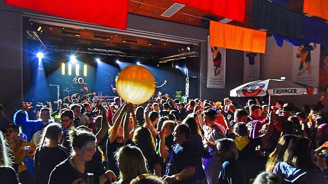 Tanz und Trubel in schrägem Bühnenlicht, ein Ballon und laute Musik: Stimmung beim Hexenball in Langenargen.