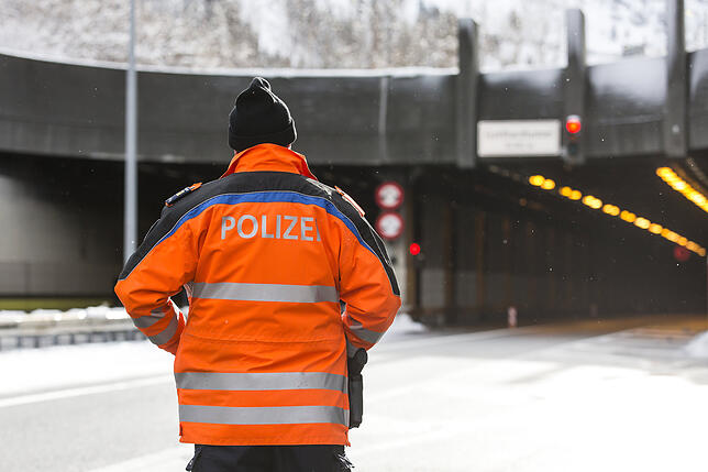 Ein Polizist steht bei Göschenen (Schweiz) vor dem Nordportal des Gotthard-Tunnels. Bei einem Unfall wurden zwei Menschen getötet und ...