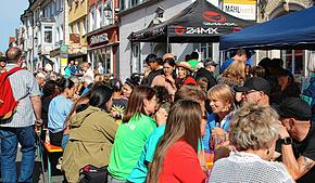 Am Nachmittag war an der langen Tafel in der Hauptstraße kaum noch ein freier Platz zu finden.