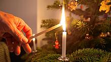 (Symbolbild) Echte Kerzen am Weihnachtsbaum sehen zwar hübsch aus, sind allerdings auch ein enormes Sicherheitsrisiko. Das musste ein ...