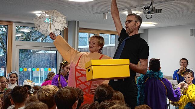 Nur der Kindergartenumzug zum Bürgermeister entfällt, doch dafür schickt der Buggi seinen Hausmeister mit Süßem.