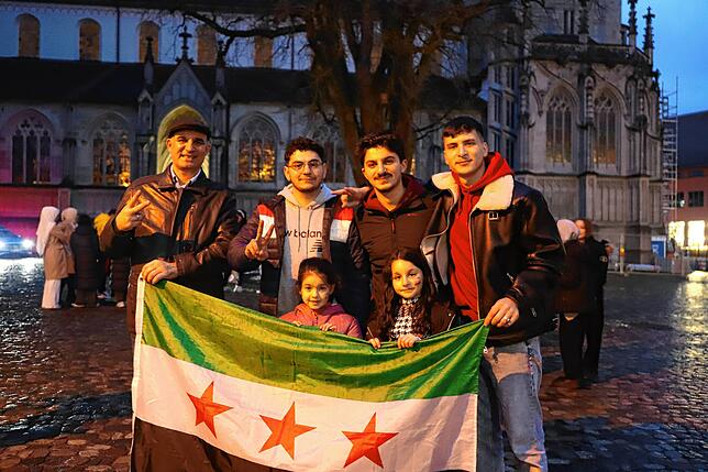 Friedlich feiern hunderte Menschen auf dem Münsterplatz in Konstanz, dass Assad in Syrien gestürzt wurde. Khaled Badawi (Dritter von ...