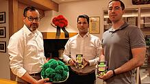Der grüne Bollenhut als Symbol für die neue Reihe an veganen Lebensmitteln des Schwarzwaldhofes: Geschäftsbereichsleiter Andreas ...