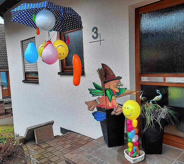 Renate und Bernd Meilhammer aus Hondingen haben ihr Haus im Dorstel mit vielen bunten Luftballons geschmückt. Beim Anblick der schönen ...