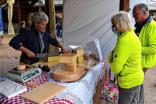 In der Hofkäserei des Unterhohnenhofs wird der Käse ohne Konservierungsmittel hergestellt. Beim Naturparkmarkt findet er guten Anklang.