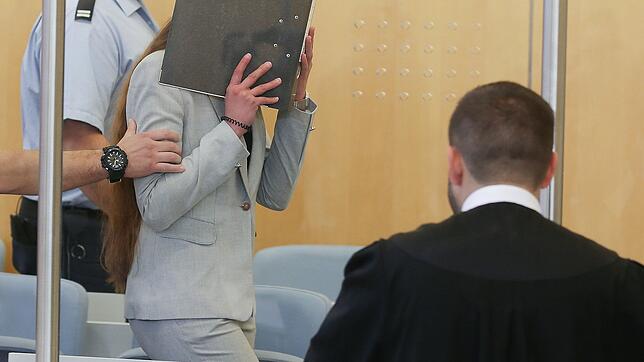 16.10.2019, Nordrhein-Westfalen, Düsseldorf: Sarah O. wird von Justizbeamten in den Gerichtssaal geführt.