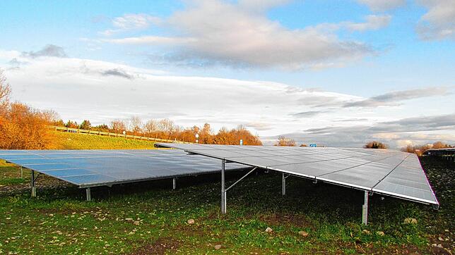 Photovoltaik-Module wie hier im Solarpark an der Autobahnauffahrt Engen sollen auch bald bei Welschingen sauberen Strom produzieren. ...