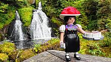 Gibt auch am Triberger Wasserfall eine gute Figur ab: die „Schwarzwald Marie“ von Playmobil mit Bollenhut und Schwarzwälder Kirschtorte. ...
