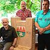 Einen &bdquo;Bürgersitz&ldquo; für die Gemeinde Lauchringen (von links): Norbert Berger, Bürgermeister Thomas Schäuble, Roland ...