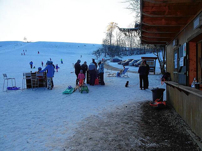 Viele Wintersportfreunde genießen die Pistengaudi &ndash; und für den Einkehrschwung ist der Kiosk geöffnet.