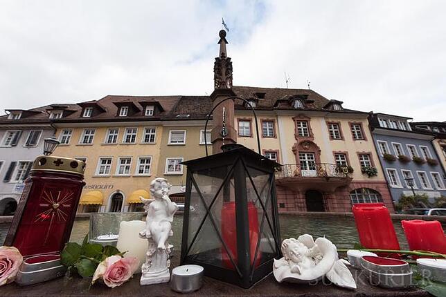 Blumen und Kerzen stehen am 11.11.2016 in Gedenken der getöteten Endingerin auf und um den Stadtbrunnen in Endingen (Baden-Württemberg). ...