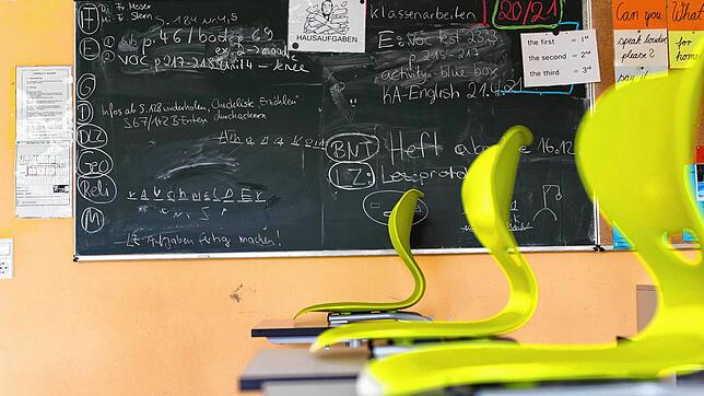 Stühle stehen auf Tischen in einem leeren Klassenzimmer einer Realschule in Heitersheim. Leere Klassenräume, die Schüler im ...