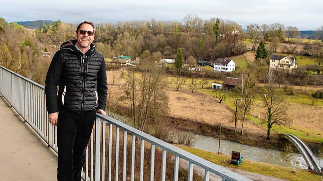 Micha Sonnenfroh am Rottweiler Viadukt über den Neckar. Er ist für die Landesgartenschau zuständig. Rechts unten ist der Fluss zu sehen ...