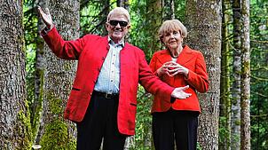 Volksmusik-Ikone Heino mit Merkel-Doubel Marianne Schätzle bei den Dreharbeiten zu „Holla die Waldfee“.