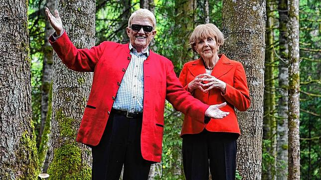 Volksmusik-Ikone Heino mit Merkel-Doubel Marianne Schätzle bei den Dreharbeiten zu „Holla die Waldfee“.
