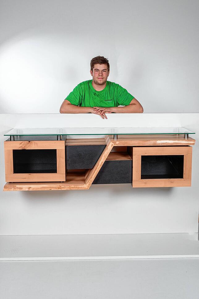 Bild 4: Von der Mini-Bar bis zum Schminktisch: So kreativ sind die Schreiner-Gesellen aus dem Kreis Waldshut