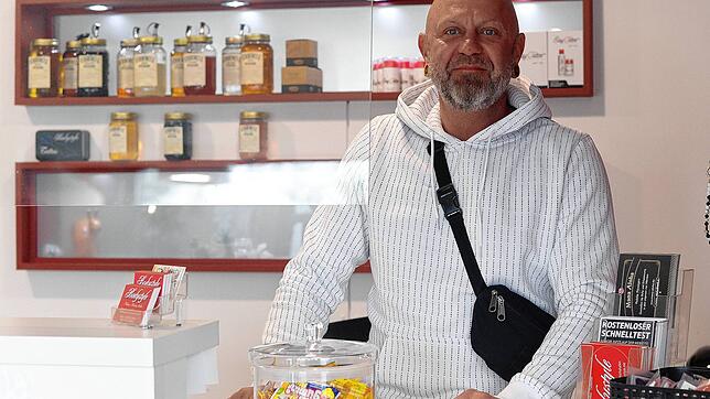 Ralf Granacher ist positiv überrascht von der Qualität der neuen Tätowierfarben. Allerdings sind die neuen Farben teurer.