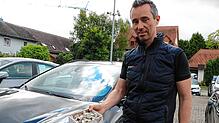 Mit solchen Steinen – wie hier Geschäftsführer Steffen Albert zeigt – wird nachts auf die Autos auf der Ausstellungsfläche des ...