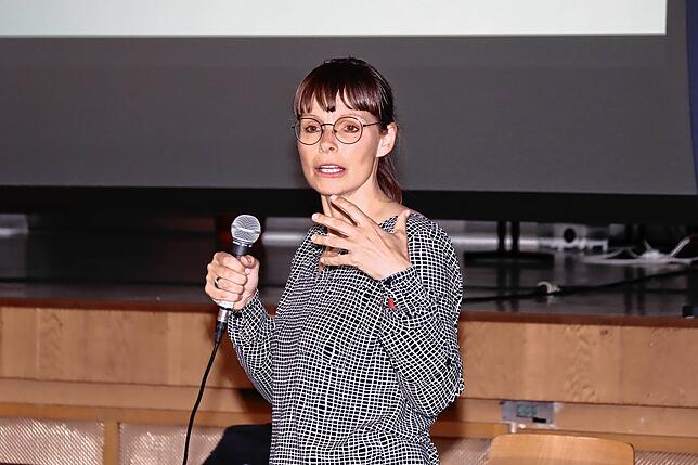Nina Benz-Trieschmann, stellverretende Vorsitzende des Fördervereins Aqualino, fordert die Menschen auf sich zum Bad zu bekennen und ...
