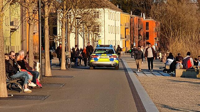Irgendwie müssen Anwohner und Nutzer des öffentlichen Raums aneinander vorbeikommen – aber wie? Das Bild zeigt eine Kontrollfahrt ...