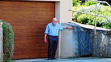 Karl Kienzle zeigt, wie hoch das Wasser am 27. Juni vor seinem Haus stand.