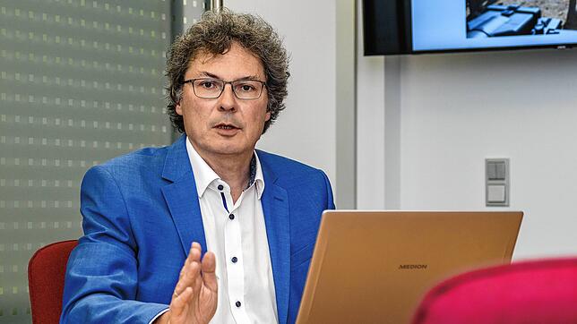Winfried Kropp ist politisch in vielfältiger Weise tätig. Seine Aufgabe als SPD-Fraktionsreferent gibt er jetzt allerdings auf &ndash; ...