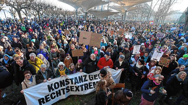 Tausende Menschen zogen am Samstag durch die Konstanzer Innenstadt, um gegen Rechtsextremismus und für Demokratie und Vielfalt zu ...