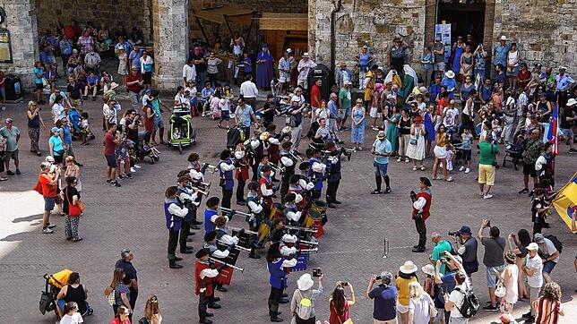 So sieht es zu normalen Zeiten in San Gimignano aus: Der Domplatz, an dem auch das Rathaus, das &bdquo;Pro Loco&ldquo;, eine Bar und ...