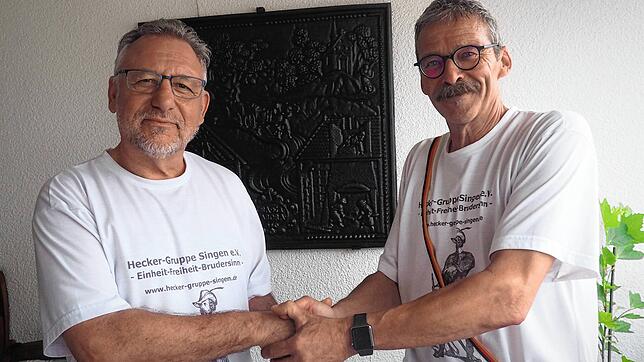Klaus Hug (rechts), langjähriger Vorsitzender der Hecker-Gruppe Singen, wünscht seinem Nachfolger Norbert Eckert (links) zum Neustart ...