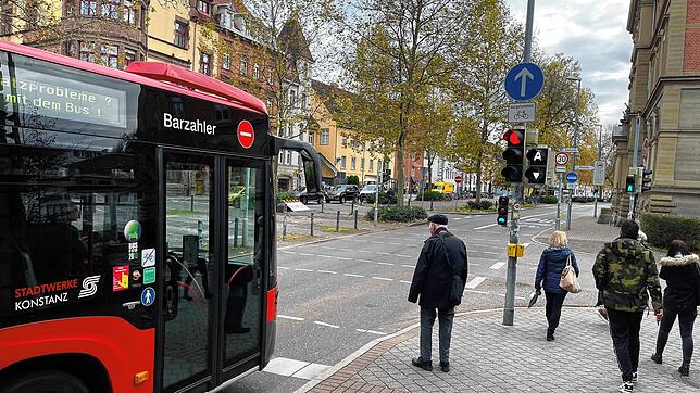Hier an der Einmündung der Schulstraße fuhr der Bus einen neunjährigen Jungen an.