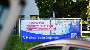 „Klein, familiär, bestens aufgehoben“: Das Plakat vor dem Helios-Spital liest sich wie eine Werbung für den eigenen Kreißsaal. Der ist ...
