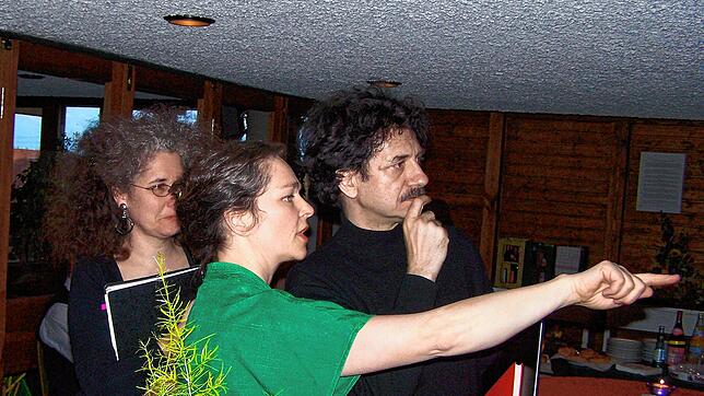 Burga Schall (Mitte) mit Pia Fuchs und Roberto Bargellini vor der Aufführung an der Walpurgisnacht 2008 im Haus des Gastes.