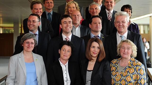 Das grün-rote Kabinett mit Ministerpräsident Kretschmann.