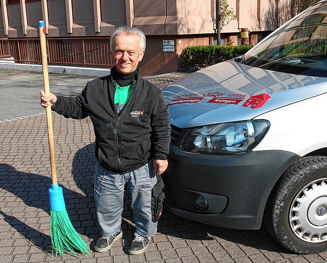 &bdquo;Die Kundschaft schätzt unsere Arbeit wert&ldquo;, stellt Frank Kanakusen, Mitarbeiter des Hausmeisterservice Krüttgen, fest.