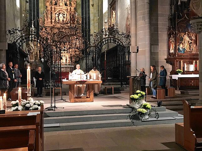 Münsterpfarrer Bernd Walter am Altar des Überlinger St. Nikolaus-Münsters bei der Übertragung des Ostergottesdienstes auf SWR&nbsp;4.