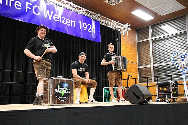 Die Schwarzwälder Luusbuebe aus Gündelwangen mit Linus Sedlak, Leon Stoll und Kai Hofmeier, sorgten beim Festbankett des Fördervereins ...