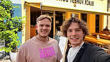 Die Reporter Jeronimo Hillgruber (links) und Niklas Dinauer testen den Black Forest Burger in Waldshut.