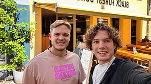 Die Reporter Jeronimo Hillgruber (links) und Niklas Dinauer testen den Black Forest Burger in Waldshut.