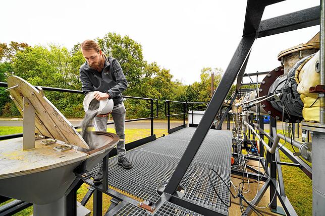 In der Pilotanlage in Eindhoven wird Eisenpulver in die Brennkammer gefüllt. Pro Stunde werden etwa 60 Kilo Pulver verbraucht, was 100 ...