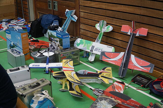 Startbereit warten die extrem leichten Flugzeugmodelle auf ihren Einsatz.