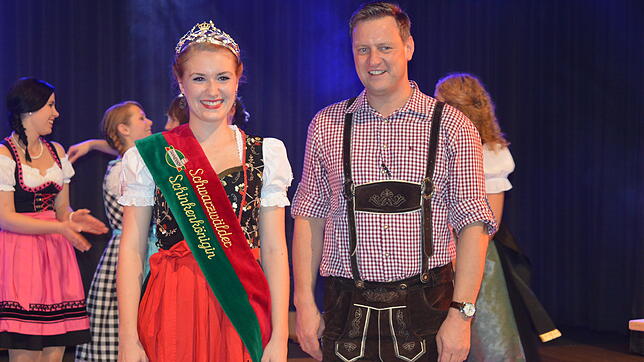Die noch amtierende Schwarzwälder Schinkenkönigin Lisa Fleig zusammen mit Tannenhof-Geschäftsführer Markus Schnekenburger. Die neue ...