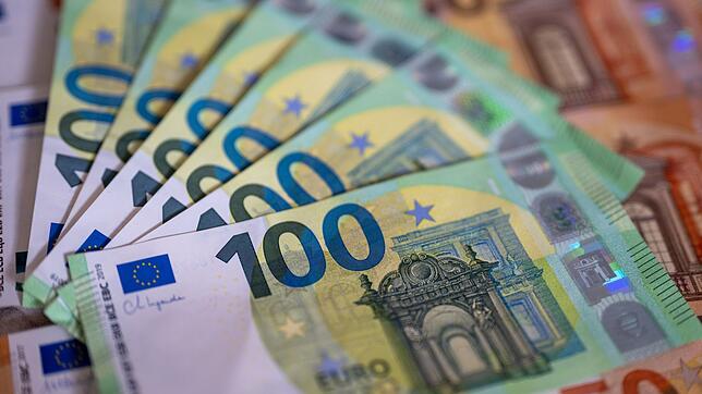 In fast allen Ländern der Welt müssen Steuer- und Sozialabgaben an den Staat abgegeben werden. In diesen Ländern der OECD sind sie am ...