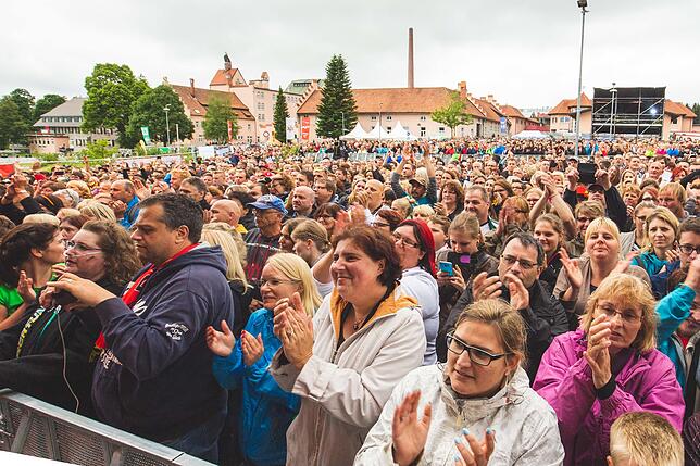 Besuchermassen rund um die Staatsbrauerei Rothaus beim Konzert der Musikformation &bdquo;Pur&ldquo; im Jahr 2016.