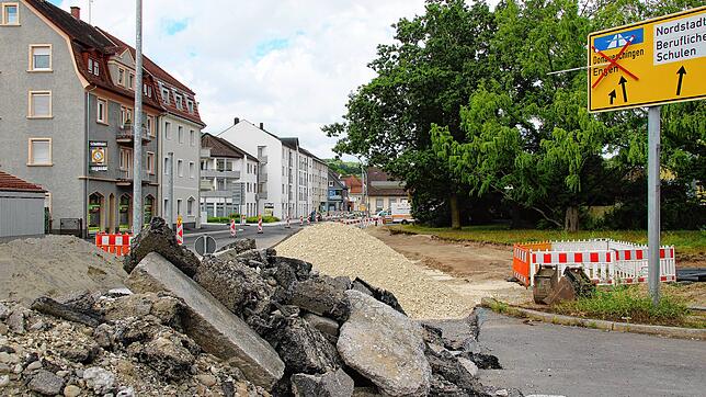 Die Dauerbaustelle in der Singener Hohenkrähenstraße sorgt aufgrund der einspurigen Streckenführung nicht nur für weiträumige ...