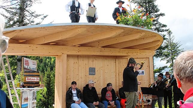 „Auf stolzer Bergeshöhe erstaunt dieser stolze Bau“, war ein Teil des Richtspruchs der Zimmerleute bei der Eröffnung des Pavillons auf ...