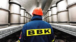 Ein Mitarbeiter des Bundesamtes für Bevölkerungsschutz und Katastrophenhilfe (BBK) steht in Oberried im Barbarastollen vor ...