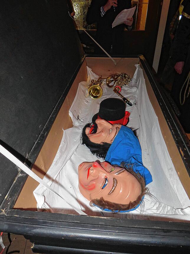 Ihre Masken, Instrumente und weitere Fasnetutensilien geben die Aasemer Narren jedes Jahr am Fasnetdienstag bei der Fasnetbeerdigung ab.
