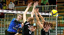 Dieser Ball sitzt: Mit einem knallharten Schmetterschlag überwindet Lisa Spomer links) den Zweierblock von Baiertheim. Bild: Joachim Klein